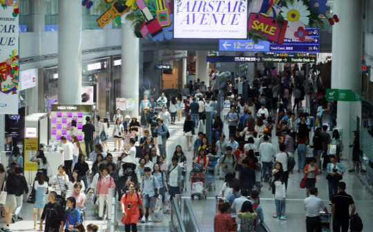 사람들로 붐비는 인천공항.  연합 제공